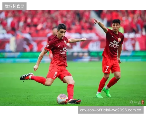 卫冕冠军上海海港上半赛季表现断崖式下滑，仅积12分深陷保级泥潭。